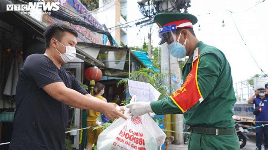 Military forces help locals shop amid tighter restrictions in HCM City